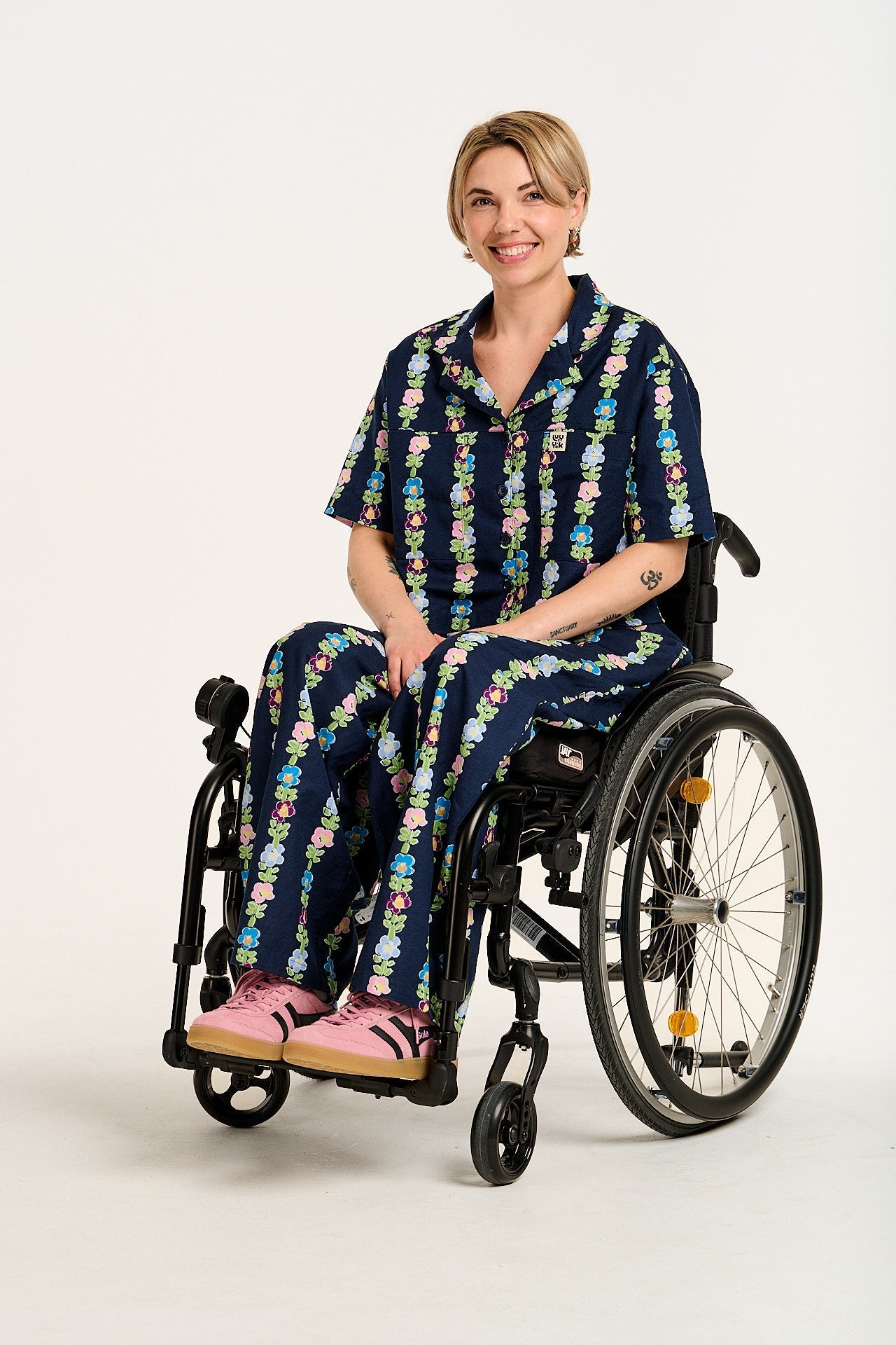 Alfie - Cotton & Linen Shirt in Navy Island Bloom Print